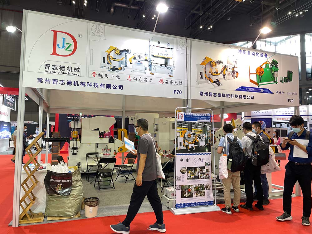 展會(huì)現(xiàn)場(chǎng)的送料機(jī)設(shè)備